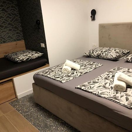 Omis - Private Ensuite Room With Balcony - Hotel Style エクステリア 写真