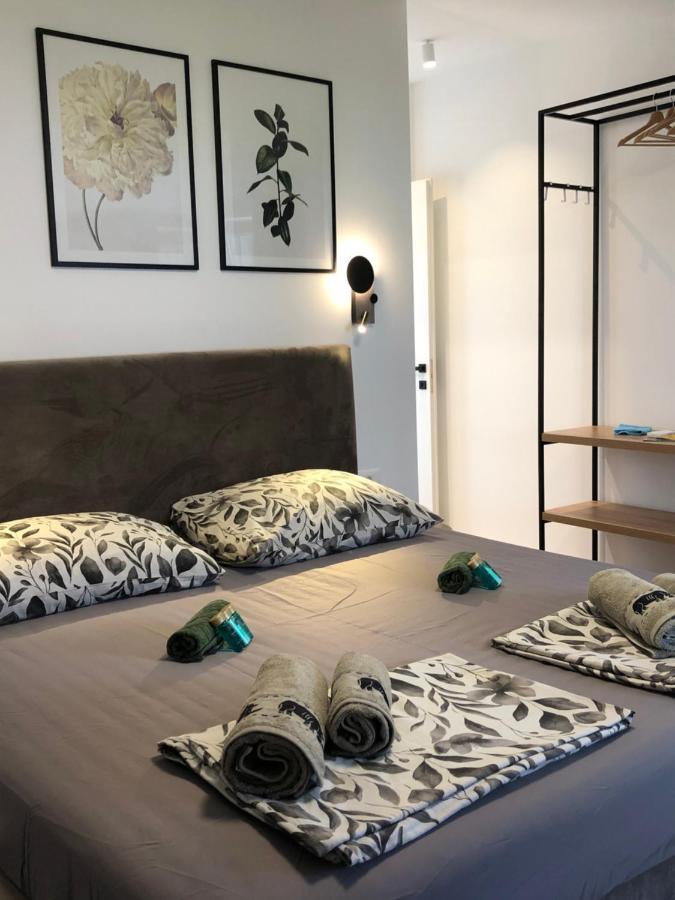 Omis - Private Ensuite Room With Balcony - Hotel Style エクステリア 写真