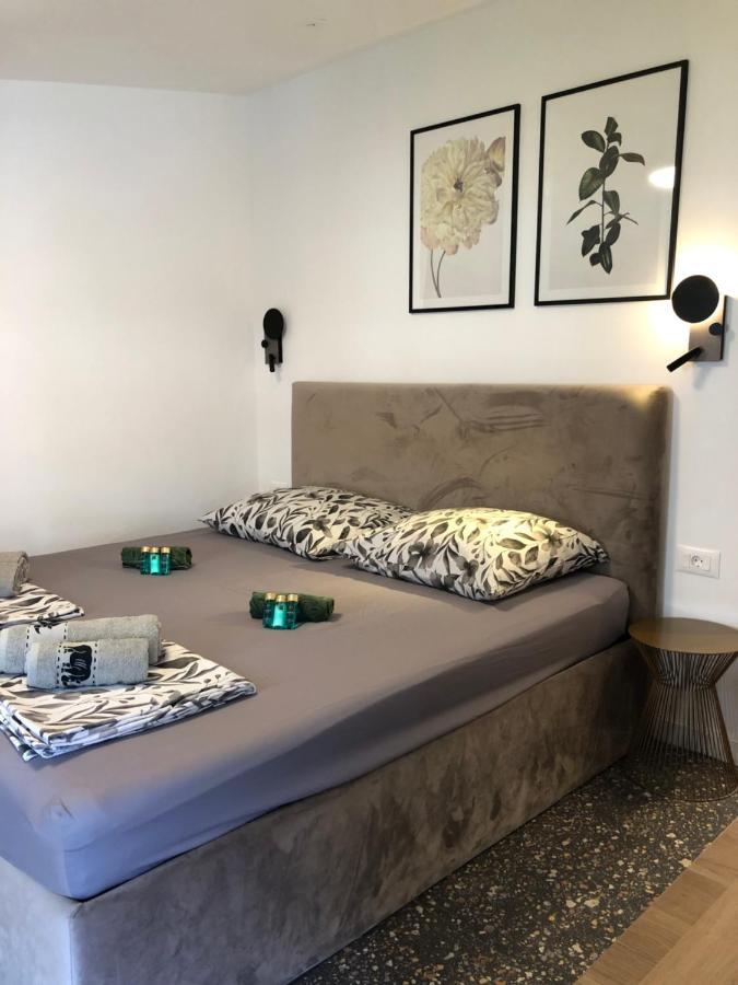 Omis - Private Ensuite Room With Balcony - Hotel Style エクステリア 写真