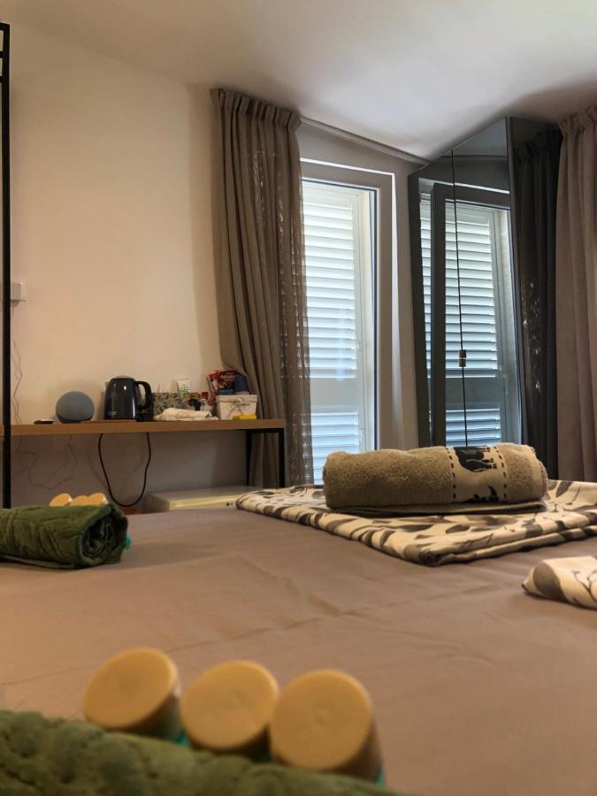 Omis - Private Ensuite Room With Balcony - Hotel Style エクステリア 写真